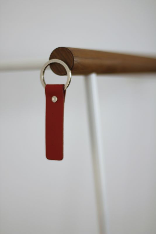 Detailaufnahme: Weißer Little Leanon II Stummer Diener mit rotem Lederanhänger und Schlüsselring.